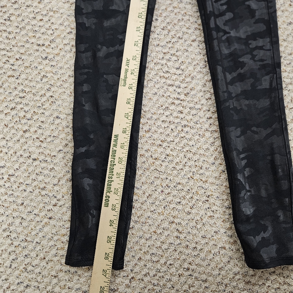 Spanx Faux Leather Matte Black Camo Leggings‎ EUC Shapewear Size Medium - Picture 6 of 8